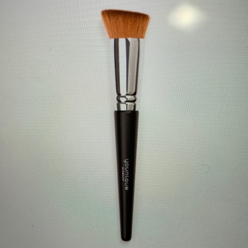 Liquid foundation brush